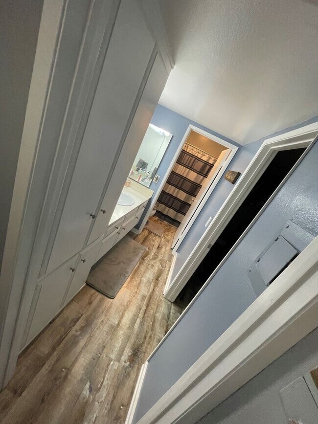 Building Photo - Amazing 1 Bedroom Huntington Beach Condo in Gated Community