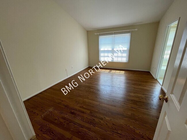Building Photo - 2105 Kings Garden Way