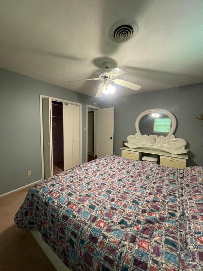Building Photo - Walking Distance to the Parkway!