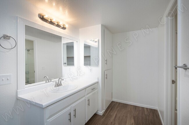 Building Photo - OPEN HOUSE: 12/13 1-2PM ~ 3BR Townhome with Garage, 1 BLOCK from Ocean!