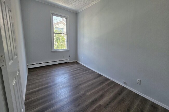 Building Photo - 535 28th St