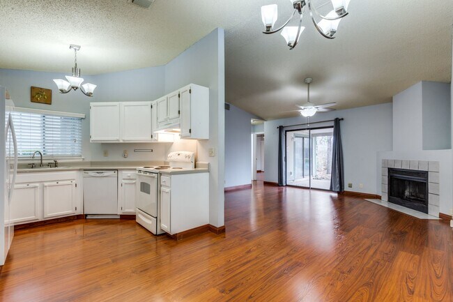 Building Photo - 2-BEDROOM HOME IN HIDDEN MEADOW