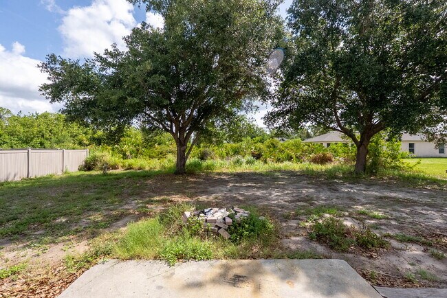 Building Photo - "Charming 3-Bedroom Retreat with 2 Full Ba...