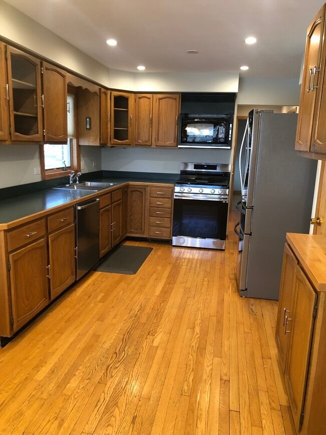 Building Photo - 2004 Milton Ave