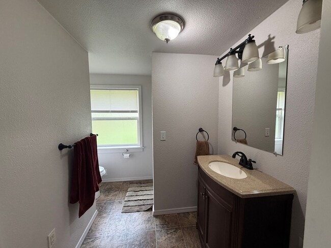 Building Photo - Now renting 3 bedroom House
