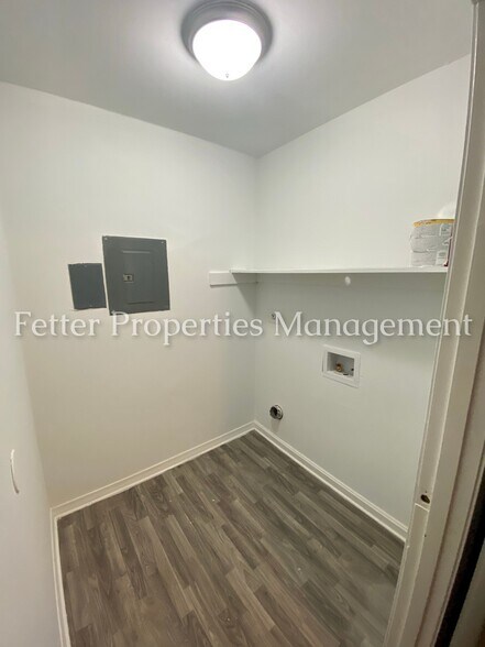 Building Photo - 5680 Kenwood Dr