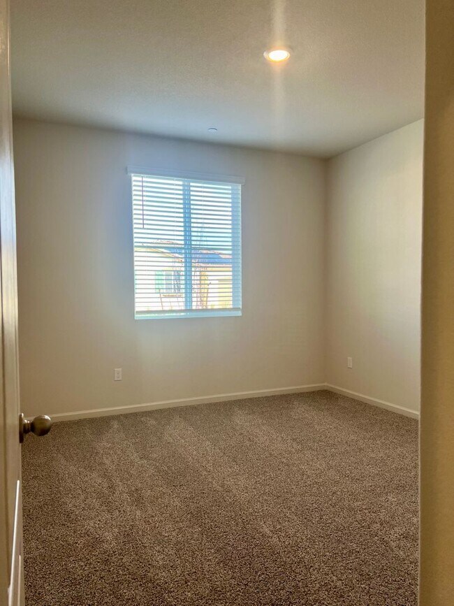 Building Photo - Beautiful 4 bed/2 bath Meritage Home in El...