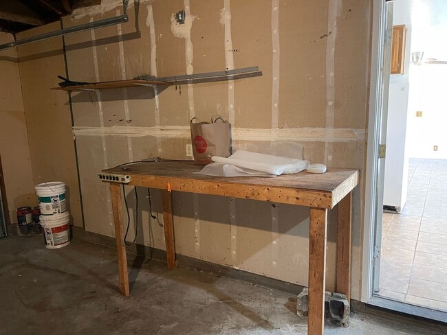 Building Photo - Fresh & Clean 3br with views