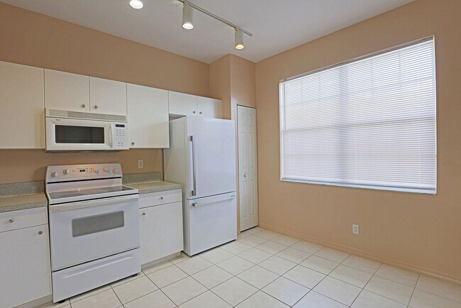 Building Photo - Forest Lake Townhomes 3620-106