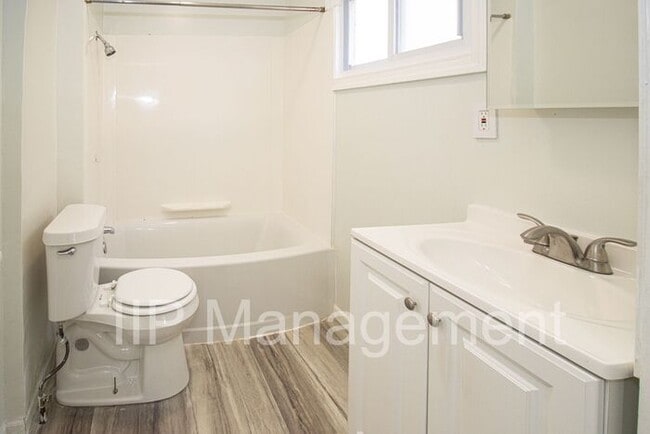 Building Photo - Beautifully renovated 2 bedroom downstairs...