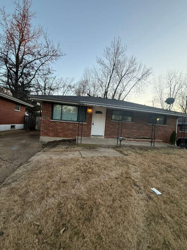 Building Photo - "Charming 3-Bedroom Gem on Walker Avenue – Cozy Living in St. Louis!"  Section 8 Welcome