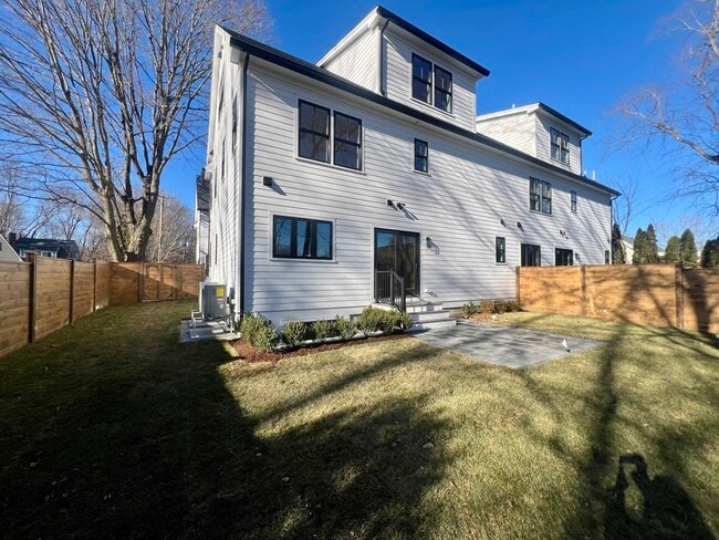 Building Photo - 10 Webber Ave