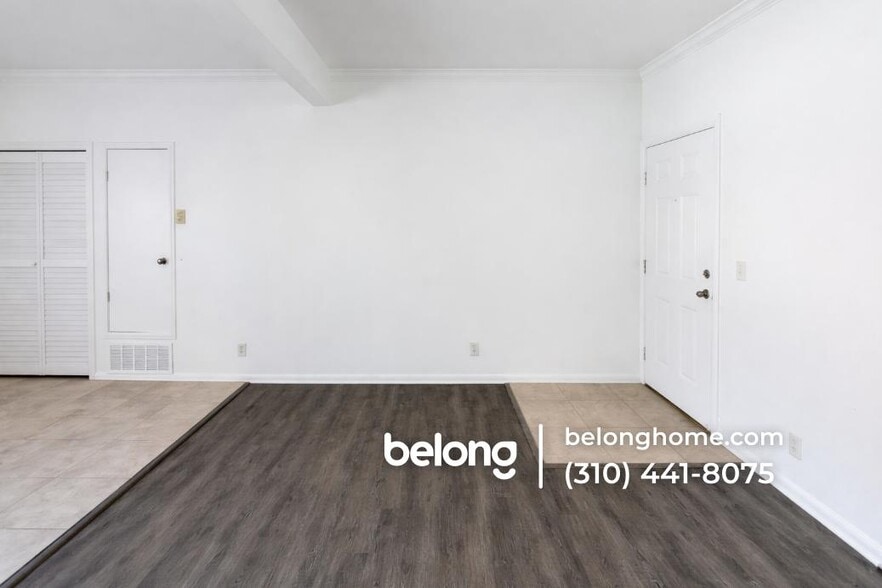 Building Photo - 1700 W 43rd St