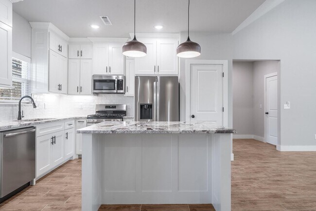 Building Photo - Welcome to this stunning 3-bedroom, 2-bathroom home that boasts a range of high-quality features ...