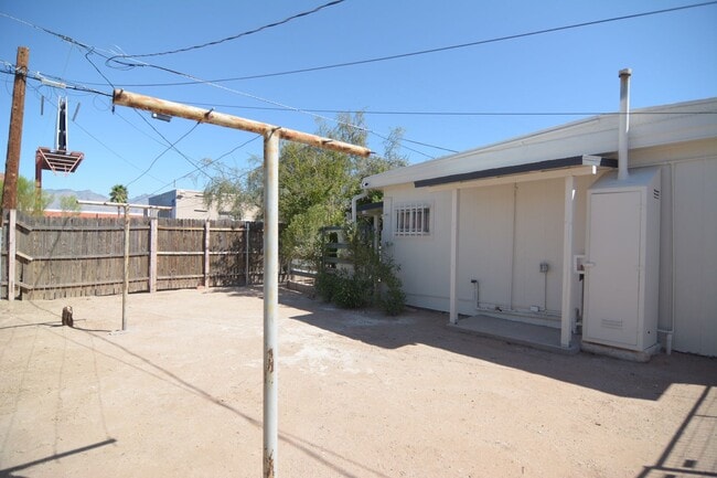Building Photo - Remodeled 2 Bedroom 1 Bath House! (Back Unit) Central Tucson Location!