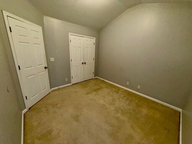 Building Photo - Wow! Check out this charming 3 bedroom 2.5 bathroom townhome in Newnan!