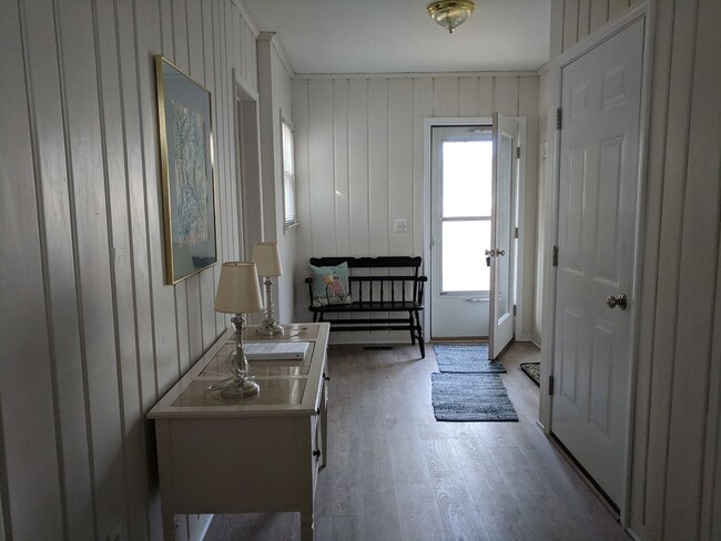 Building Photo - Fully furnished 2 bed home across from pub...
