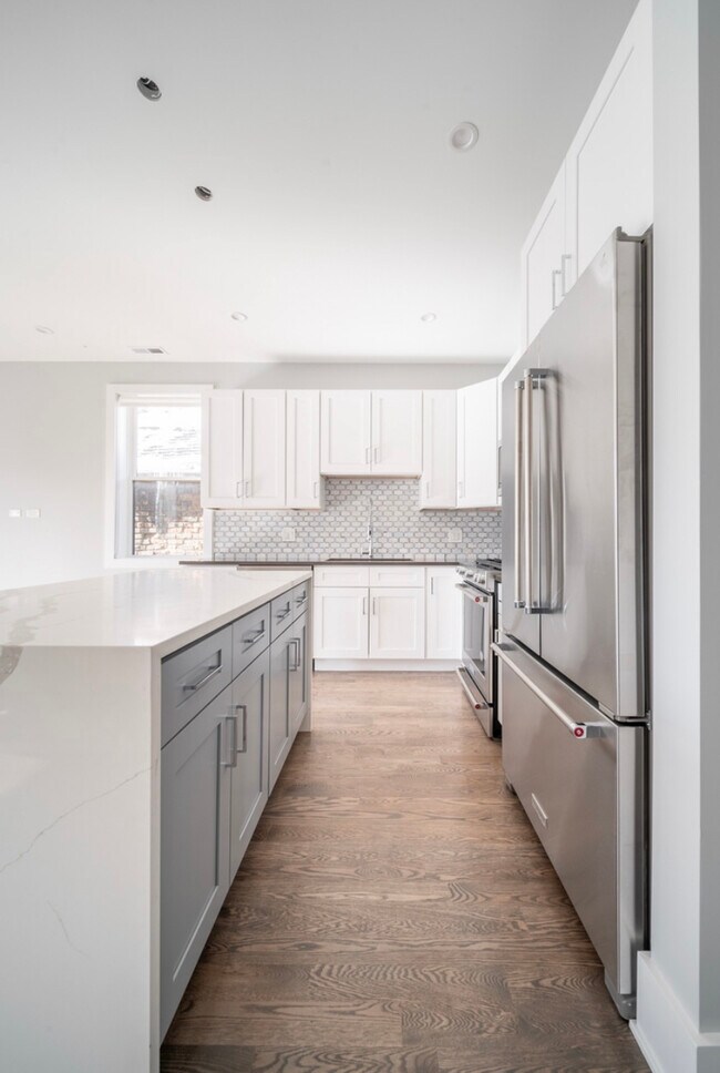 Building Photo - 556 W 18th St