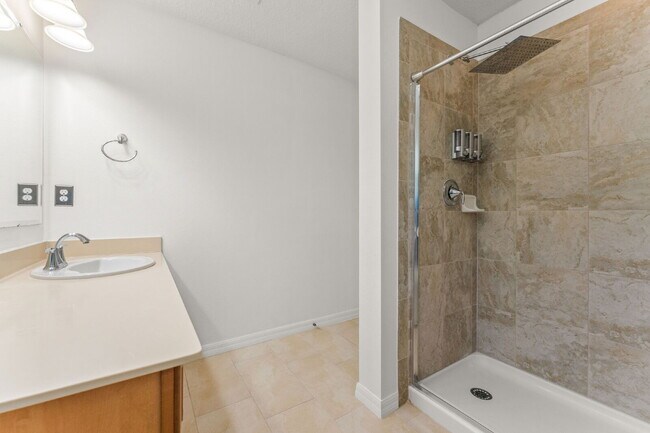 Building Photo - Spacious 3-Bed, 2.5 Bath End Unit Townhome in Windermere with 2 Car Garage!
