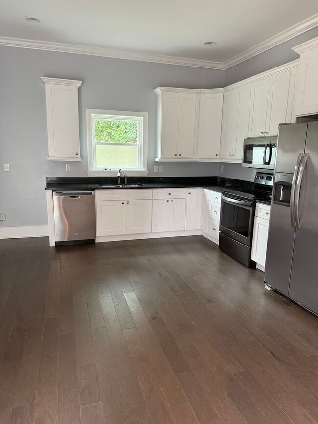 Building Photo - Beautiful 3 Bedroom