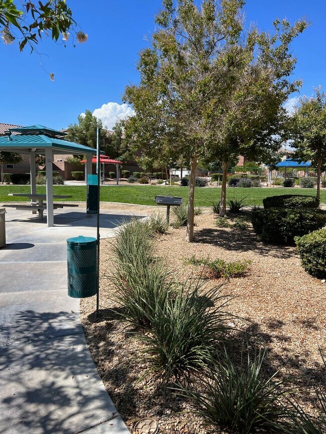 Building Photo - 3bd 3bth Gated