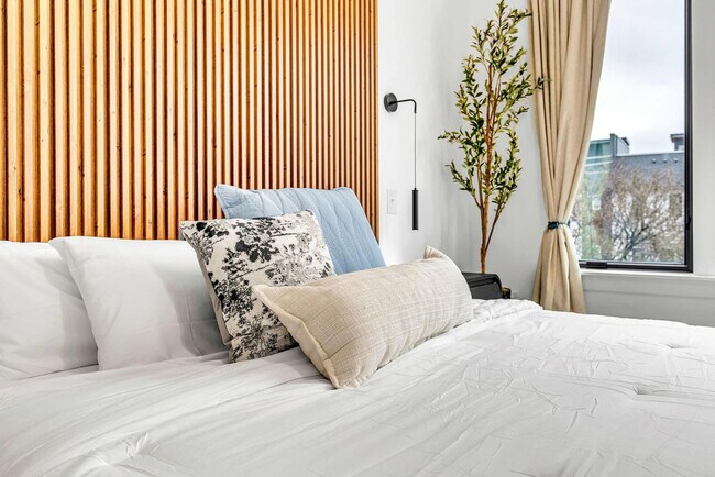 Building Photo - 554 Rosedale Ave