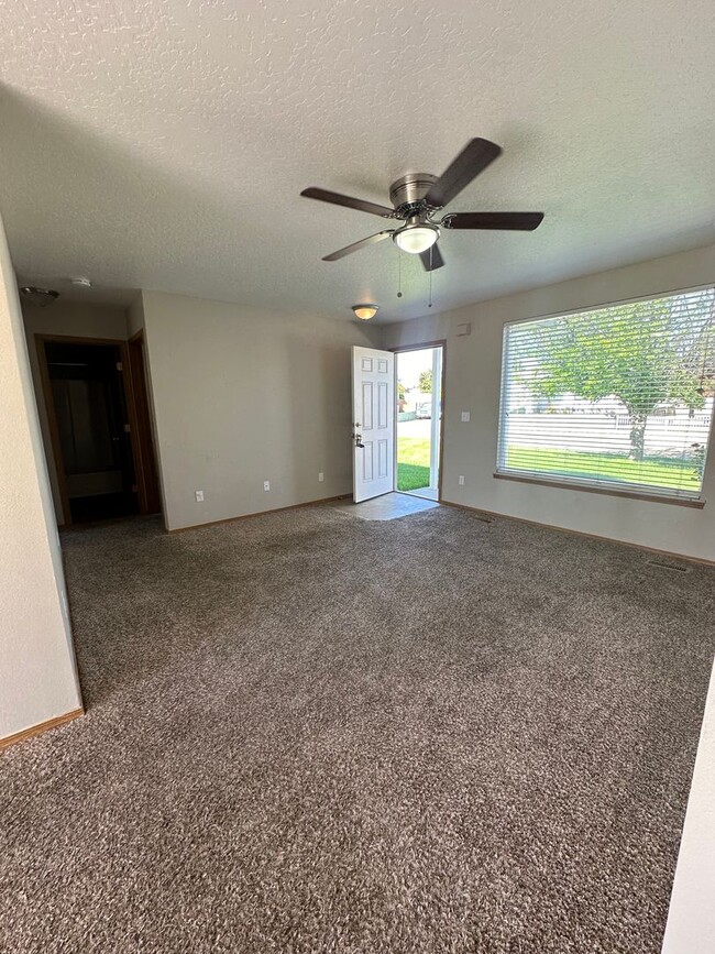 Building Photo - 3 bedroom 2 bathroom Caldwell Home