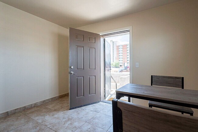 Building Photo - 928 E 6th St