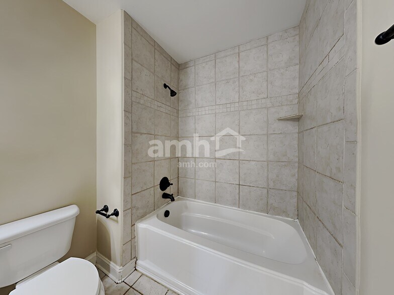 Building Photo - 483 Quick Silver Dr