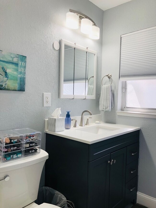 Building Photo - Experience this Short Term Furnished Off season Single Family 2/2 Pool home.