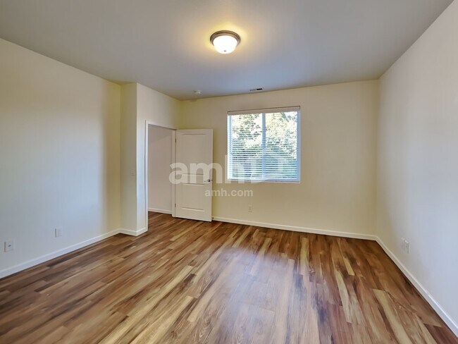 Building Photo - 477 McKinley St