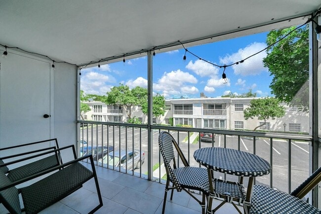 Building Photo - 6279 Bay Club Dr