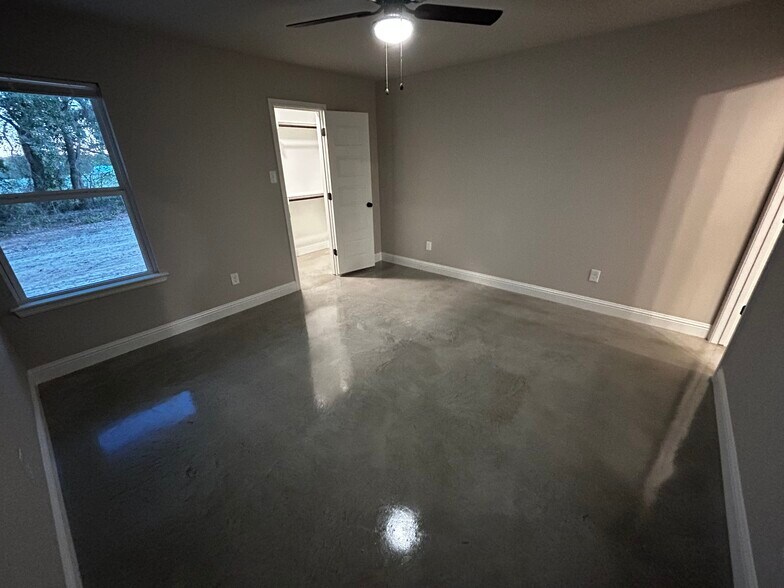 Building Photo - 10036 W Hwy 199