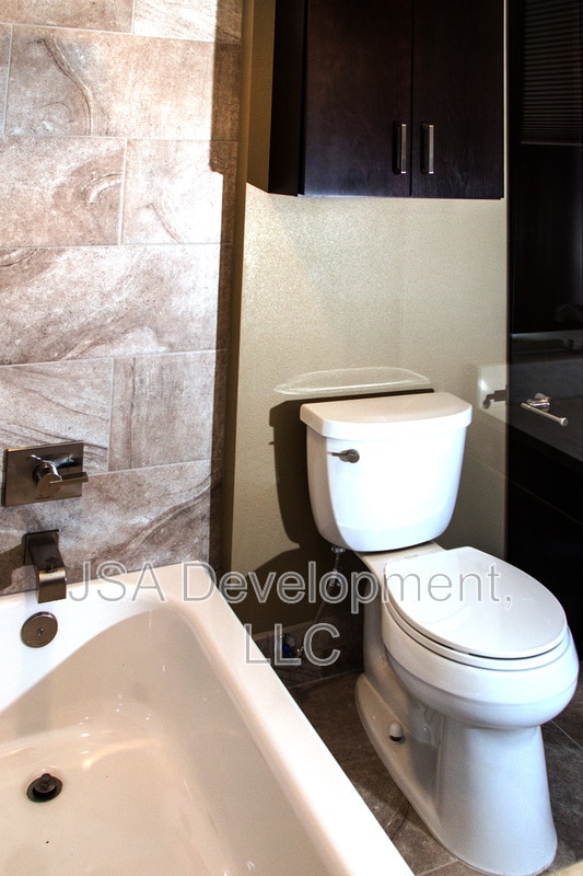 Building Photo - 611 Sycamore St