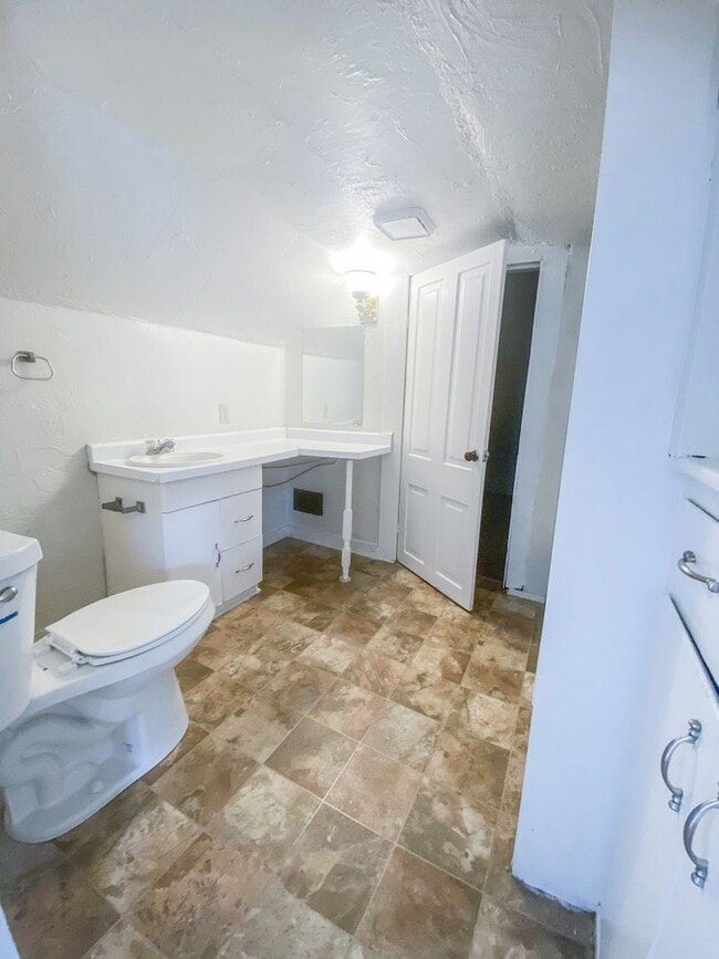 Building Photo - 123 S Clay St