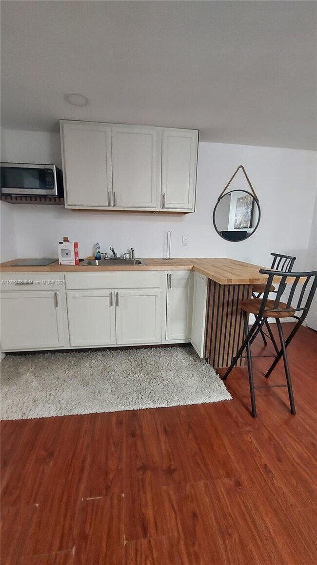 Building Photo - 825 Brickell Bay Dr