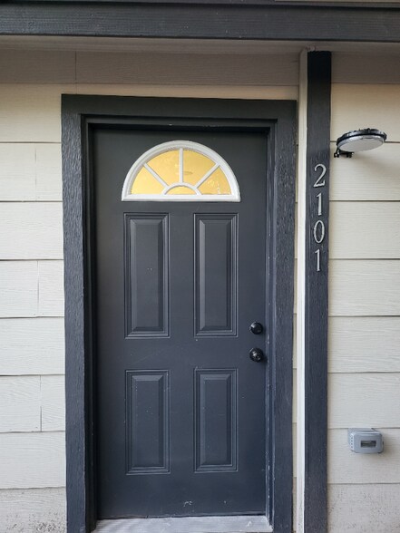 Building Photo - 2417 Castroville Rd