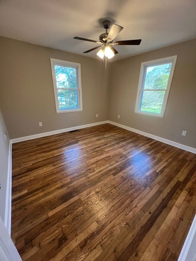 Building Photo - Newly renovated 2 bedroom 1 bath house!