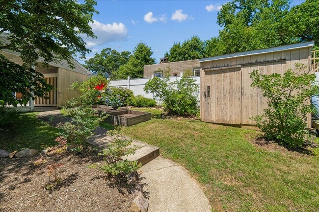 Building Photo - Cozy 3BE/2.5BA Colonial in Takoma Park with screened porch!