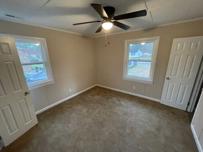 Building Photo - 4 Bedroom Brick House - Vouchers Accepted