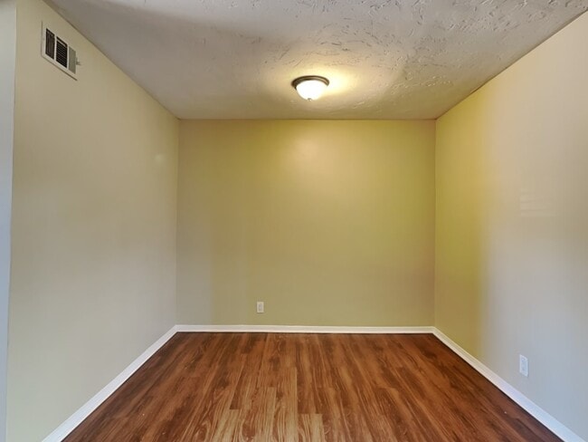Building Photo - 10757 Valley View Ave