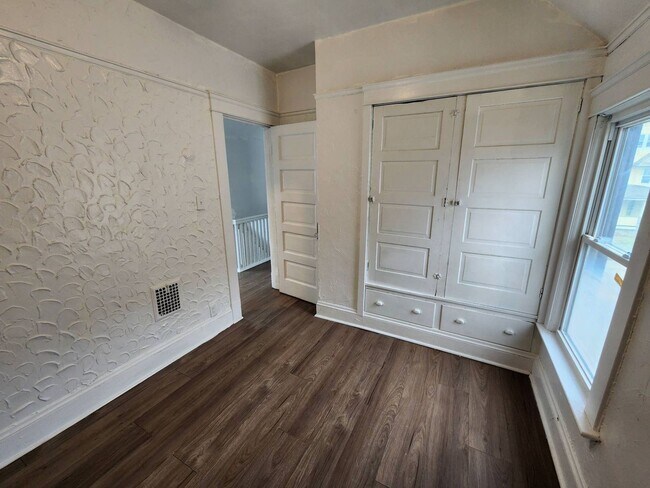 Building Photo - Charming 3-Bedroom Property in Prime Location