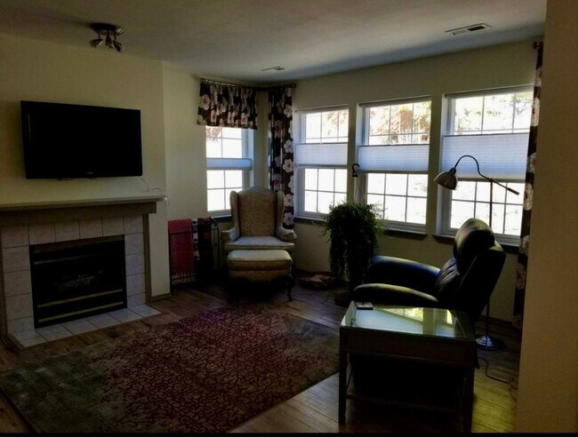 Building Photo - 8352 N Village Dr