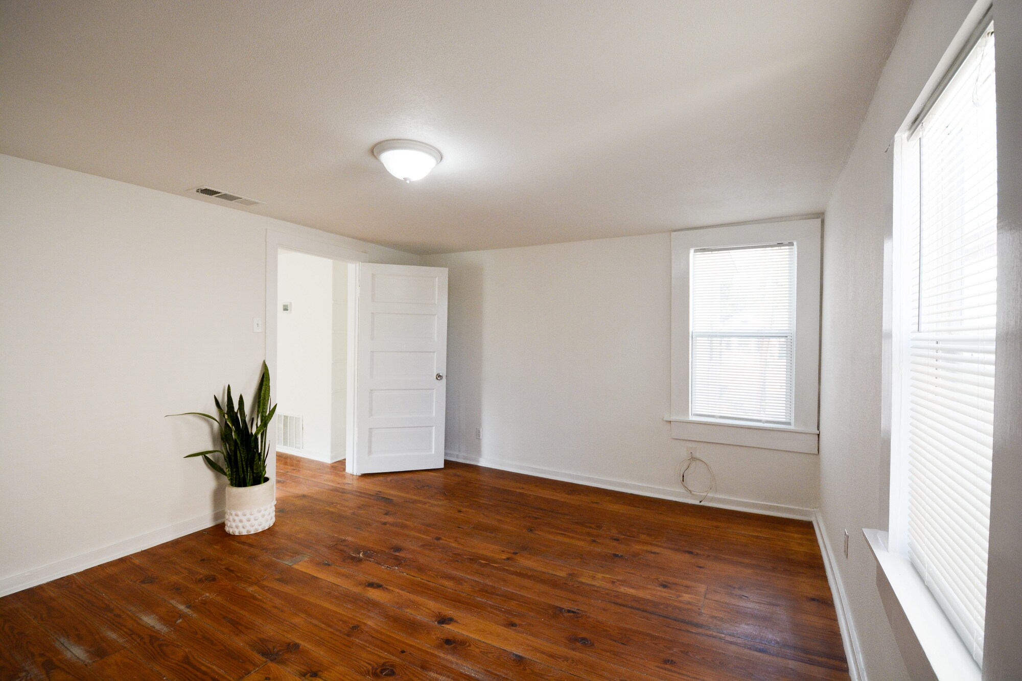 Building Photo - 814 W Russell Pl