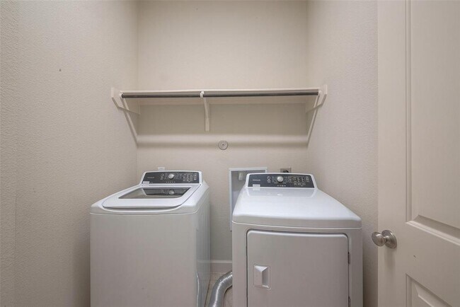 Building Photo - 402 Jolly Ginger Dr