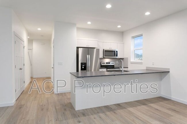 Building Photo - 2284 Brome St