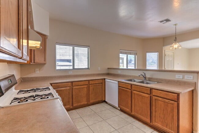 Building Photo - Located in beautiful Rancho Sahuarita!!!!!!!!!!!!