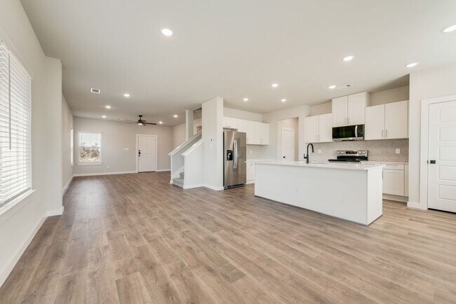 Building Photo - Brand New Move in Ready Townhome