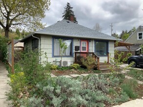 Building Photo - 3 Bedroom, 2 Bathroom House in SE Eugene