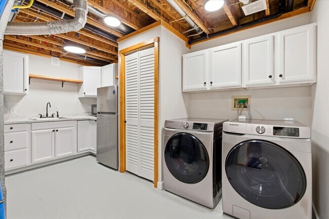 Building Photo - 6743 Kamloops Dr